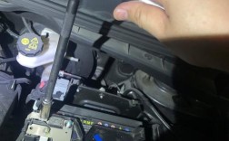 斯巴鲁2015款森林人 斯巴鲁2015款森林人换电瓶教程